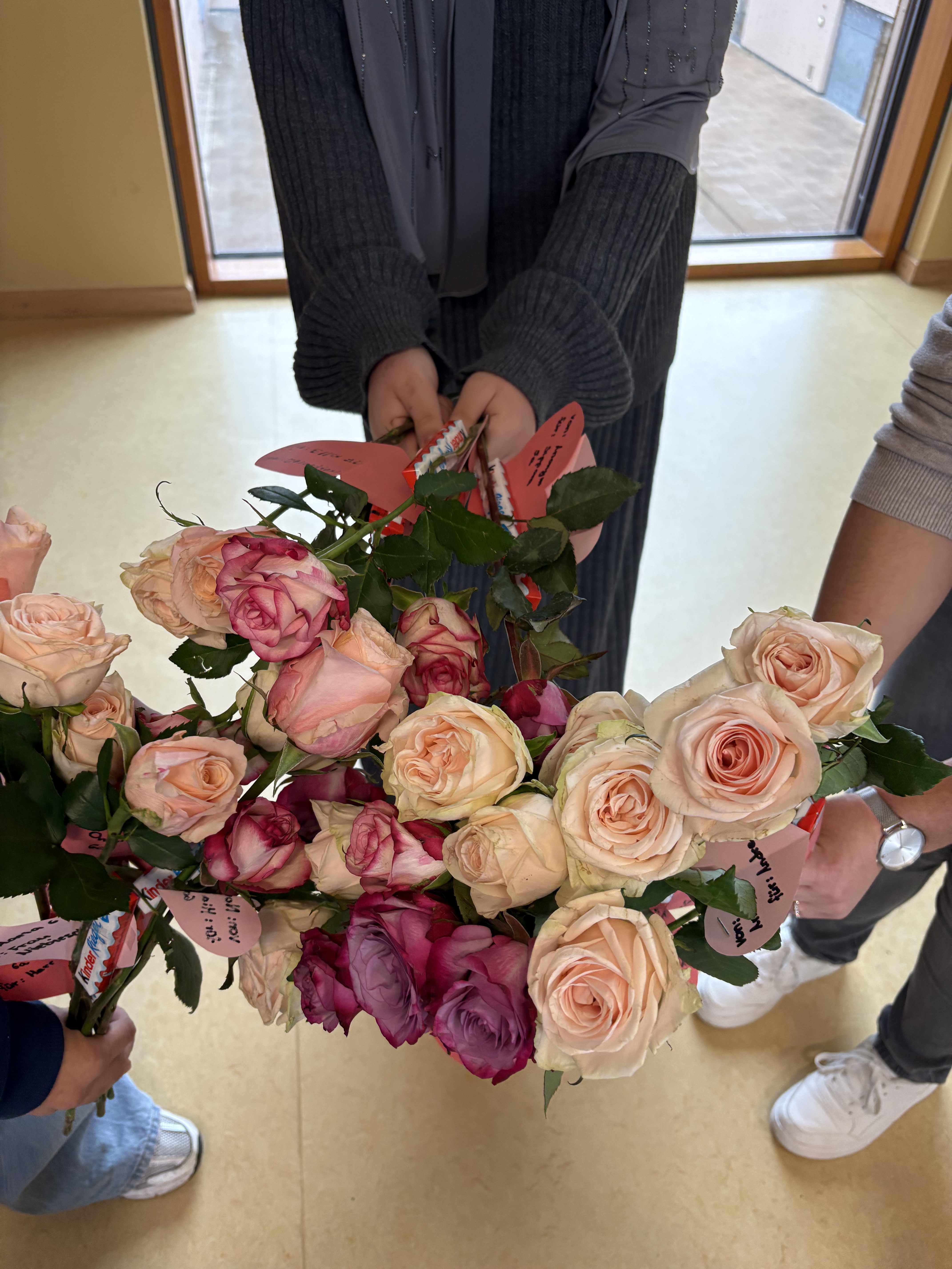 Rosen, die an Schülerinnen und Schüler verteilt werden, werden gezeigt. 