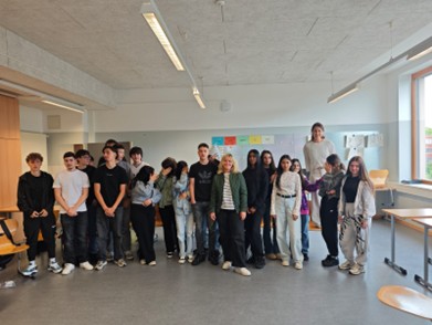 Schülerinnen und Schüler der 9a mit Frau Mollau im Klassenraum. 