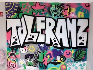 Es sind der Schriftzug "IGS West für Toleranz" und Symbole und Smileys zum Thema in teilweise bunten Farben dargestellt. 