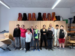 Teilnehmende und Gewinnerinnen und Gewinner des Schachturniers mit Herrn Overbeck und der Schulleiterin