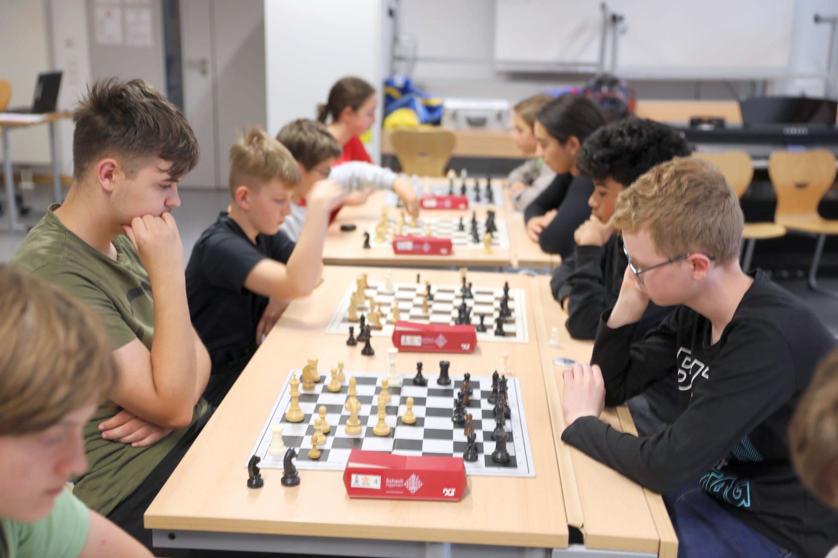 Schülerinnen und Schüler treten beim Schachturnier in der IGS West gegeneinander an. 