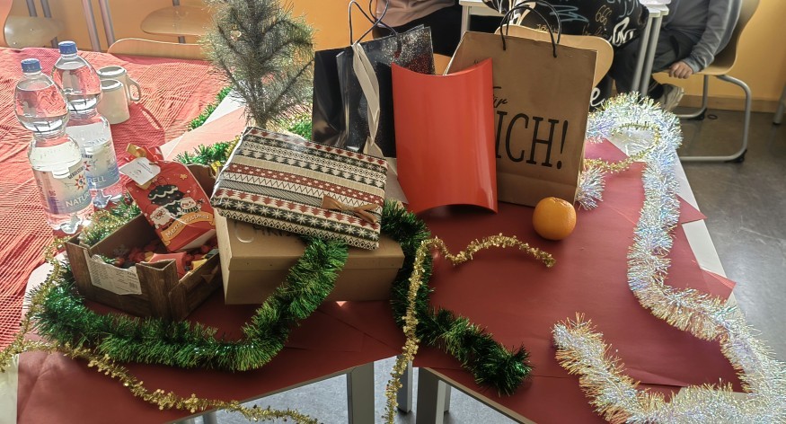 Geschenketisch mit Weihnachtlicher Deko