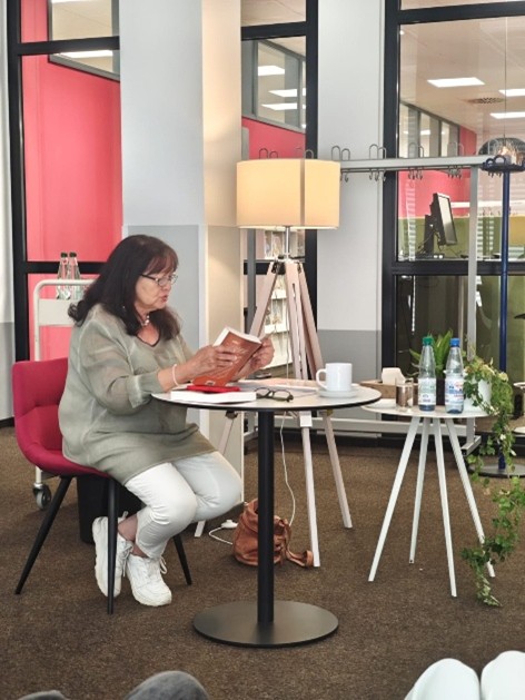 Die Autorin Ursula Flacke liest aus ihrem Buch vor. 