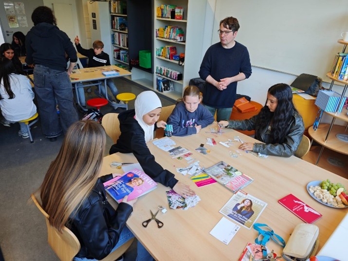 Die Teilnehmenden bei der Erarbeitung ihrer Collagen. 