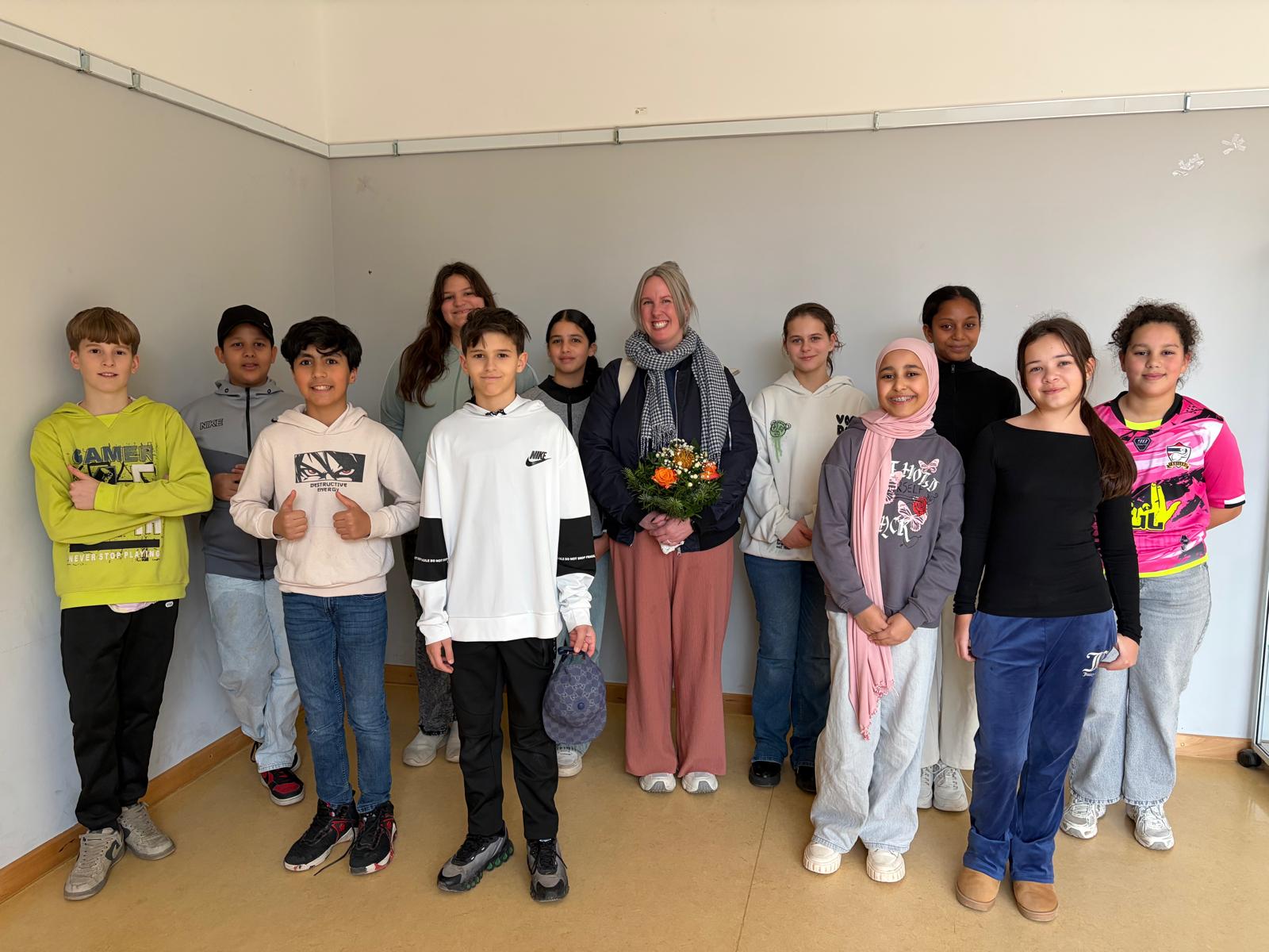 Natalie Harapat im Kreis von Schülerinnen und Schülern