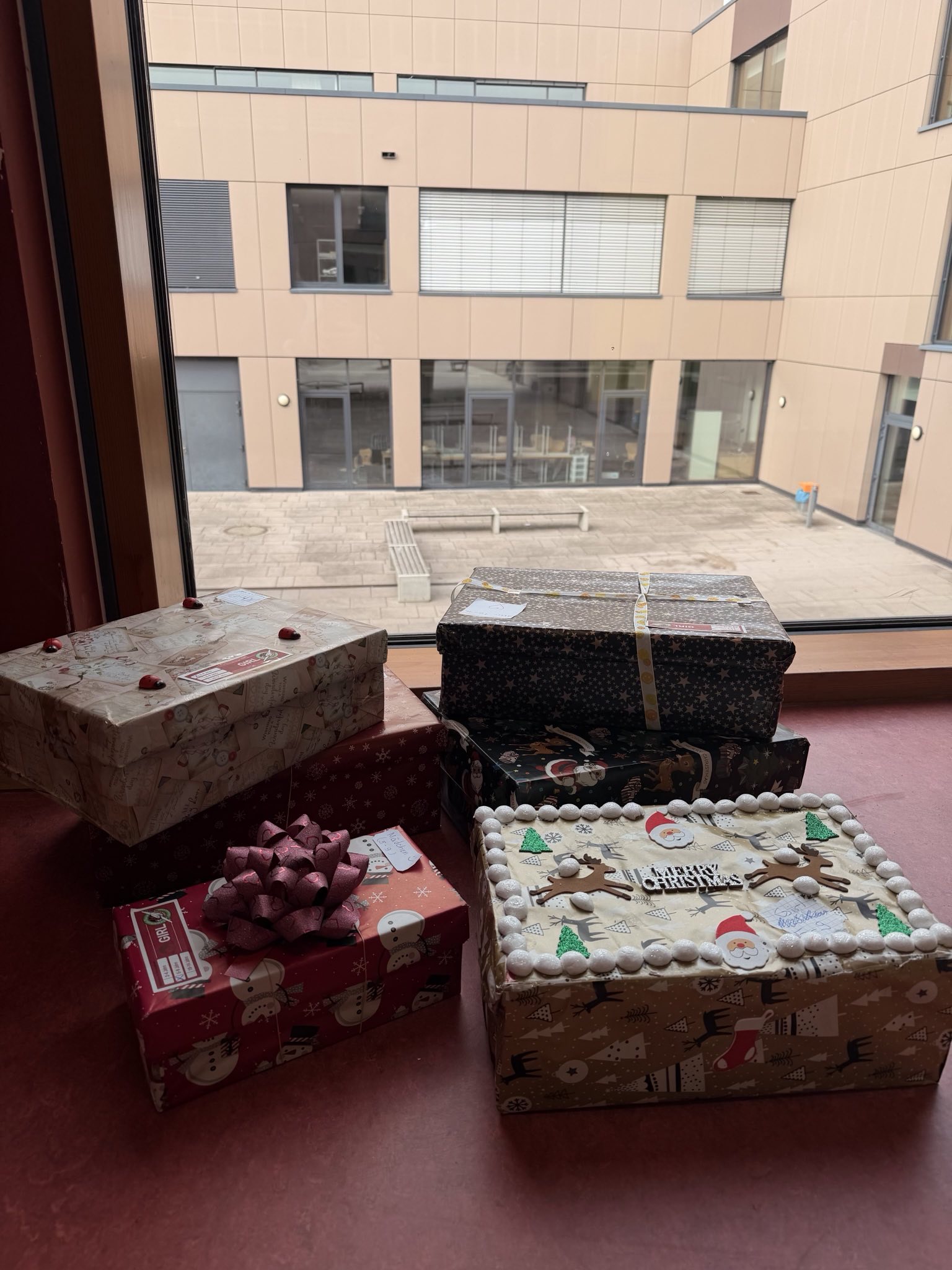 4 Päckchen in Weihnachtsmotiv schön drapiert